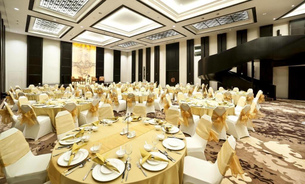 Bumi Segah Hotel Tanjung Redep Экстерьер фото